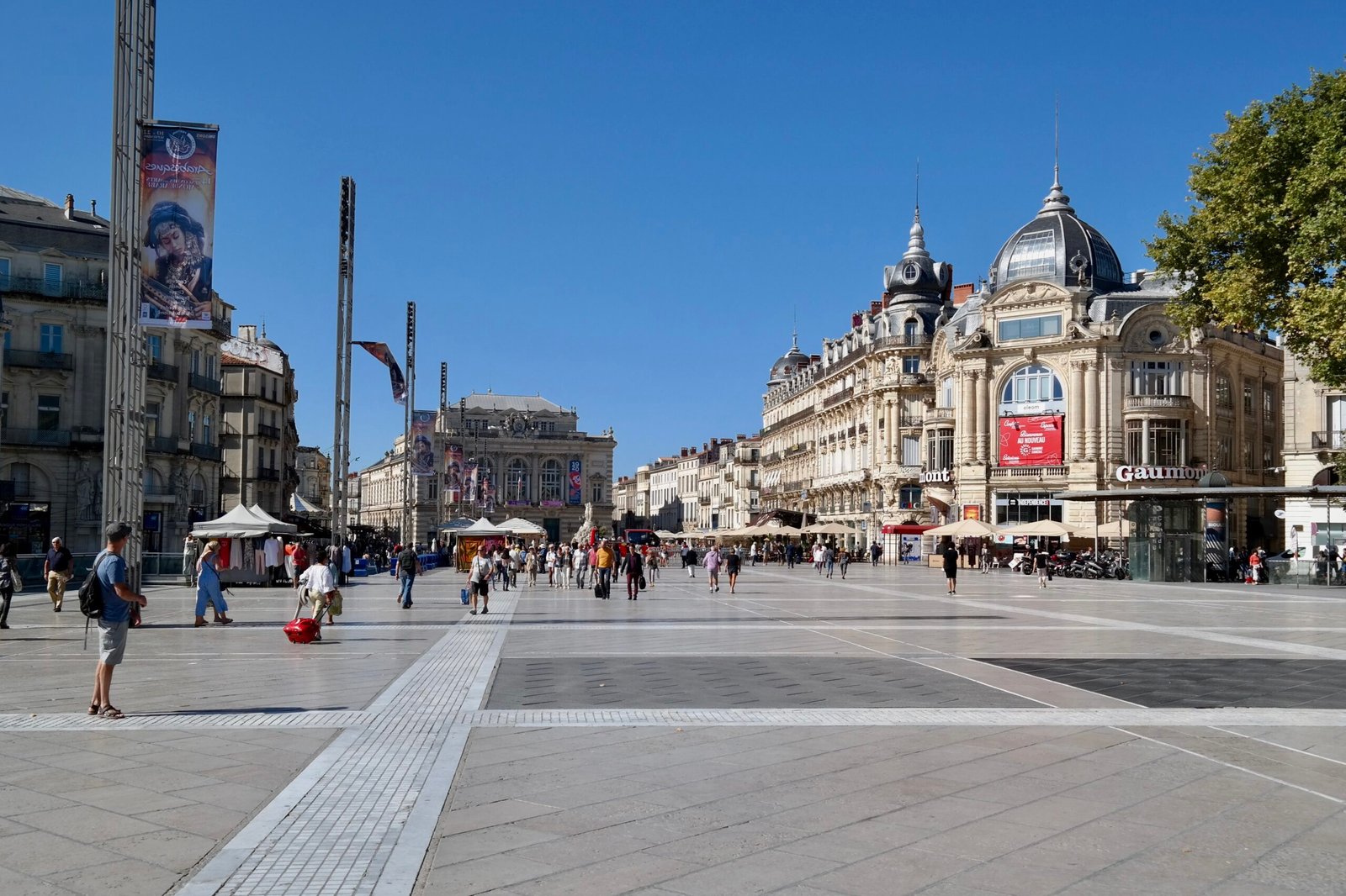 La place de la Comédie à Montpellier et ses façades en pierre claire